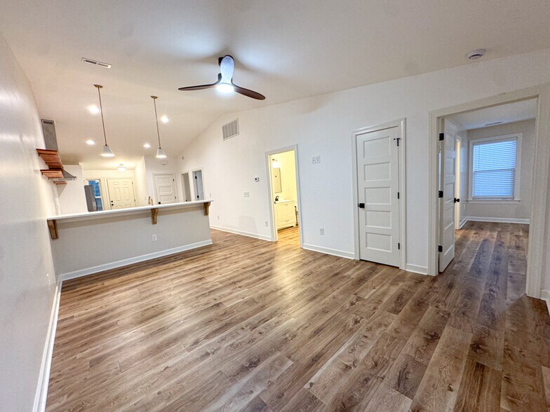 Building Photo - 134 N Clarendon Dr