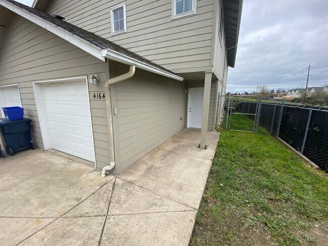 Building Photo - large 3 Bedroom 2.5 Bath Springfield duplex