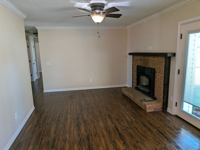 Building Photo - 3 bedroom 3 bathroom house with lots of extras