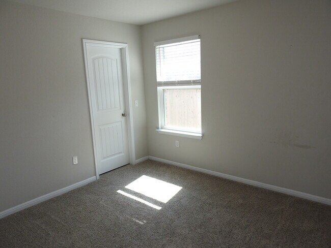 Building Photo - 621 Callahan Ln