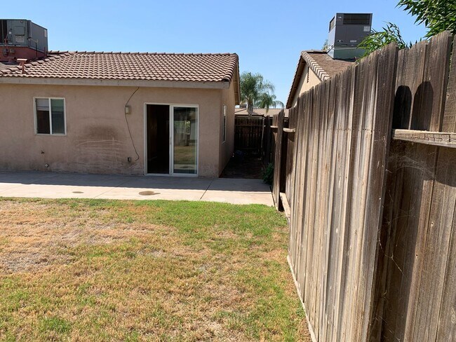 Building Photo - 5404 El Palacio Dr