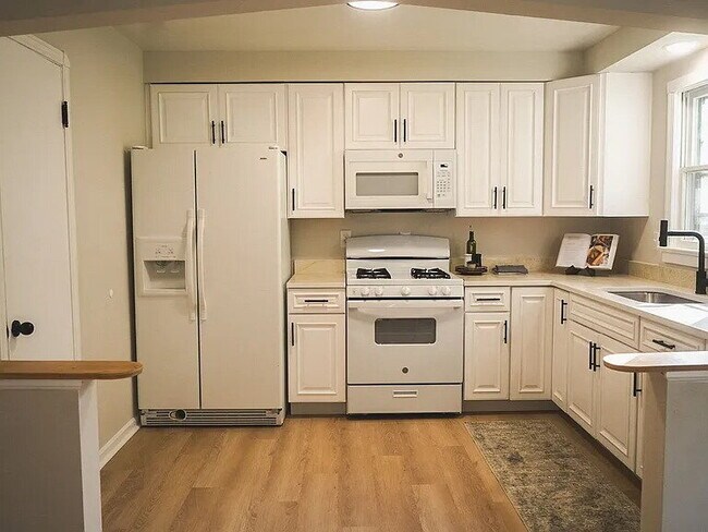 Building Photo - Spacious 4-Bedroom Home in Prime Parma Heights Location.