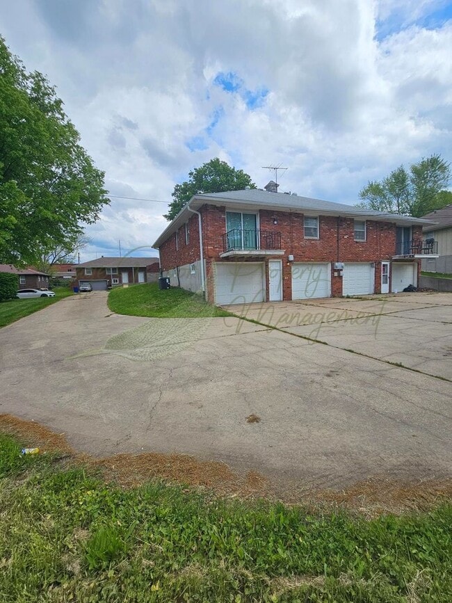Building Photo - TOWNHOME IN BLUE SPRINGS!!!