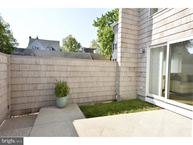 Building Photo - 11 Greenview Ave