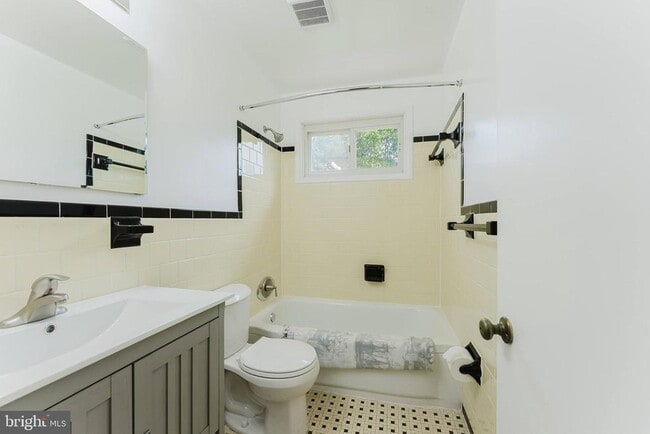 Building Photo - 10914 Woodhaven Dr