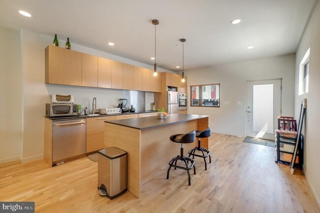 Building Photo - 439 Moyer St