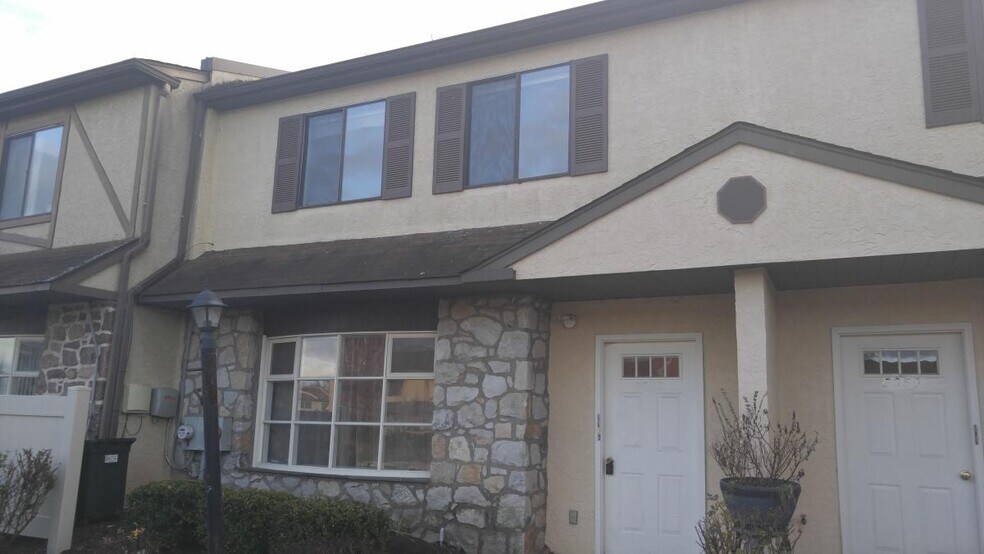 Building Photo - 2047 Jason Dr