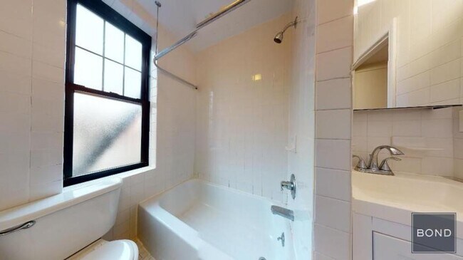 Building Photo - 2 bedroom in Manhattan NY 10014