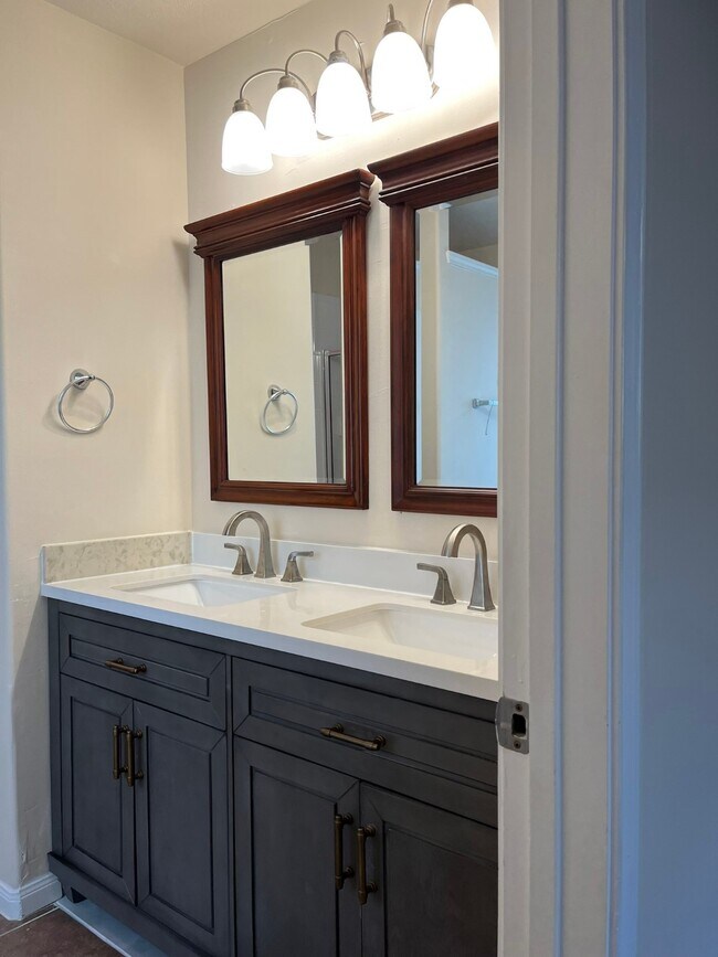 Building Photo - 21650 Falvel Sunset Ct