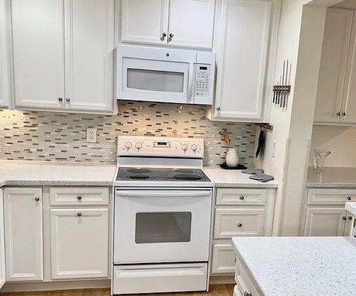 Stove and microwave - 425 S Parkcrest
