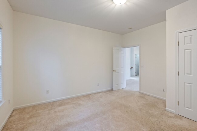 Building Photo - End Unit Townhome - 4 Bedrooms with First ...