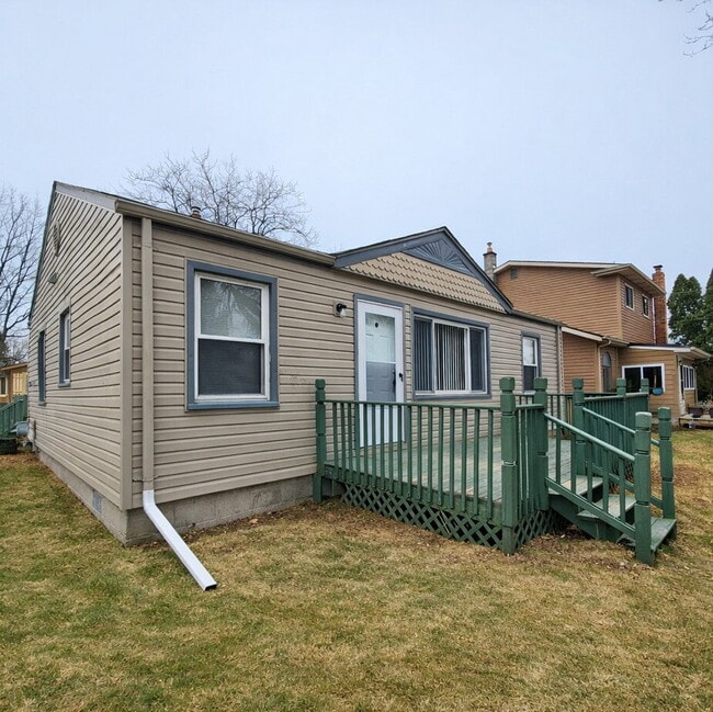 Building Photo - 3 Bedroom, 1 Bath Ranch w/ Fresh Updates Throughout. Spacious Living Room w/ New Laminate Floorin...