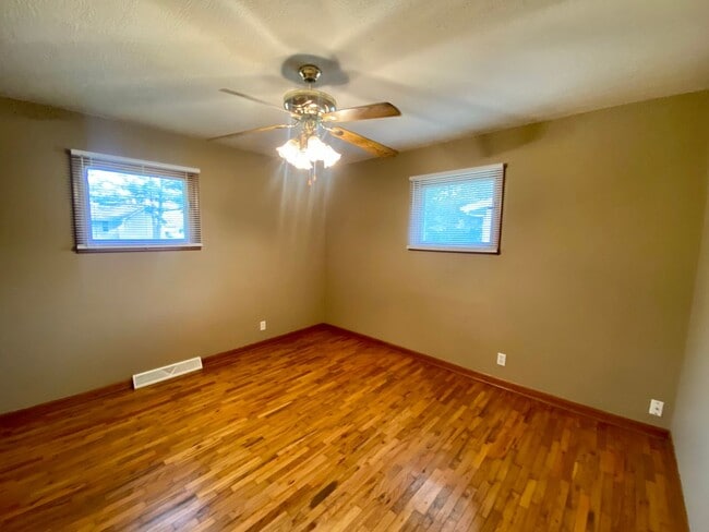 Building Photo - Super Clean 2 Bedroom - 1 Bath Home