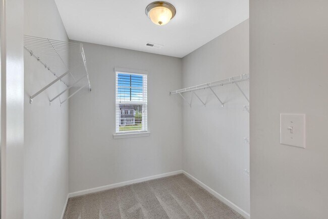 Building Photo - 4 Bedroom Home Available!