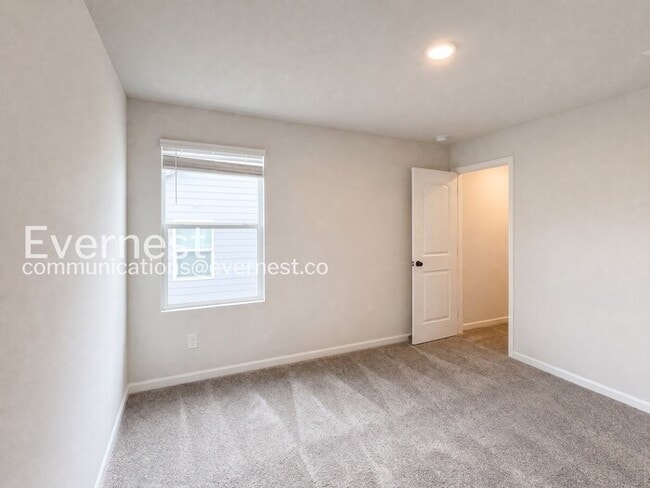 Building Photo - 4 Bed/3 Bath Home with Fenced Yard / Pet-Friendly / Available Now!