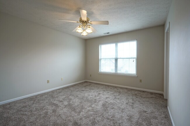 Building Photo - 14931 Silver Thorne Way