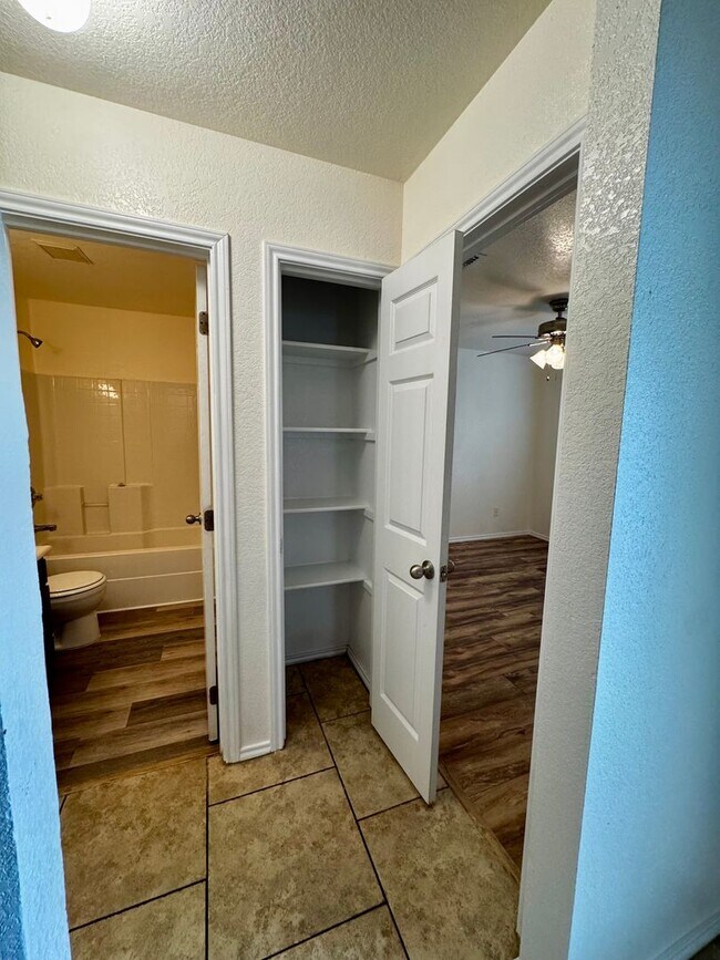 Building Photo - Spacious 4 Bedroom 2 Bath