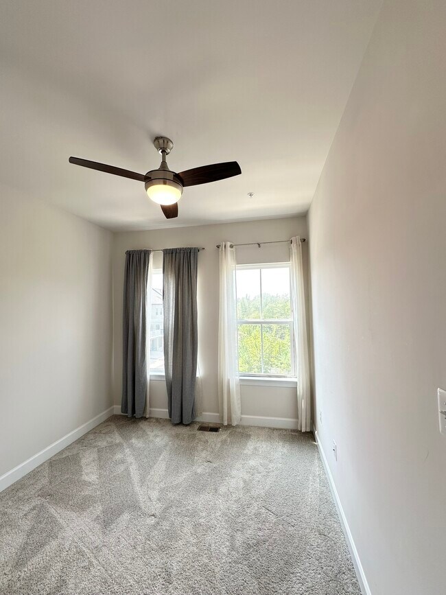 Building Photo - 131 Albany Pl