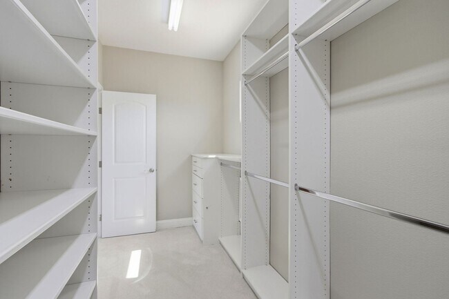 Building Photo - Stunning 5-Bedroom Sunnyvale Home