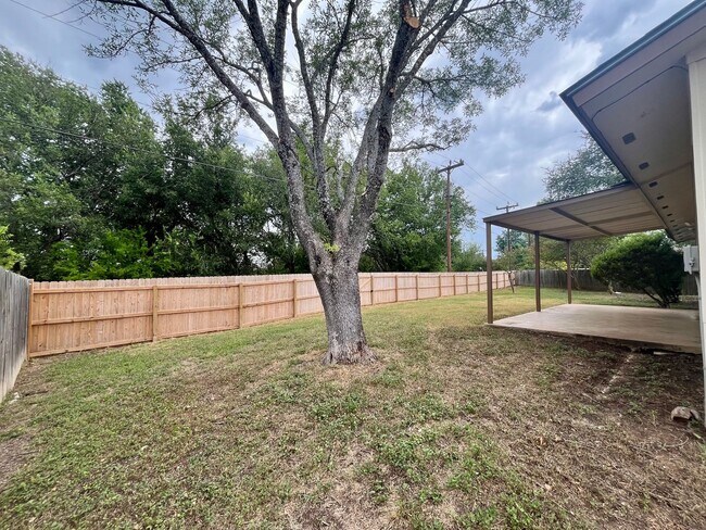 Building Photo - Charming 3/2 in Pipers Meadow  ~  *NO HOA*...