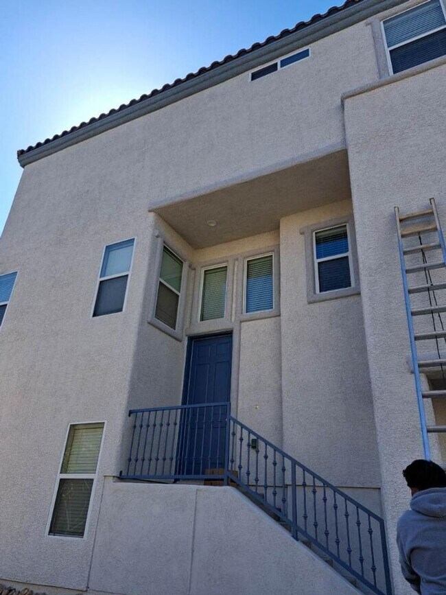 Building Photo - 4 Bedroom Corner Lot
