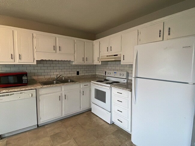 Building Photo - 2 Bedroom 1.5 Bath Townhome - FIRST FULL MONTH RENT FREE!!