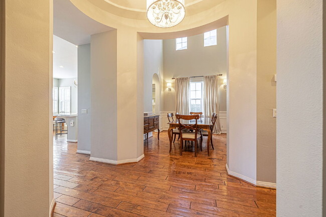 Building Photo - Refined Living in the Heart of Valencia