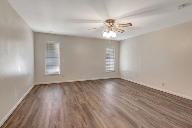 Building Photo - 2423 Pleasant Cir N