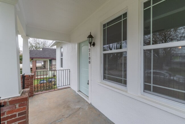 Building Photo - $300 off 2nd month's rent!! Spacious 2 Bed...