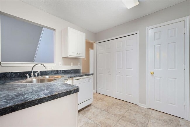 Building Photo - 2297 Charleston Pointe SE