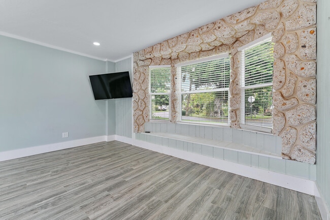 Building Photo - 856 SW Rustic Cir