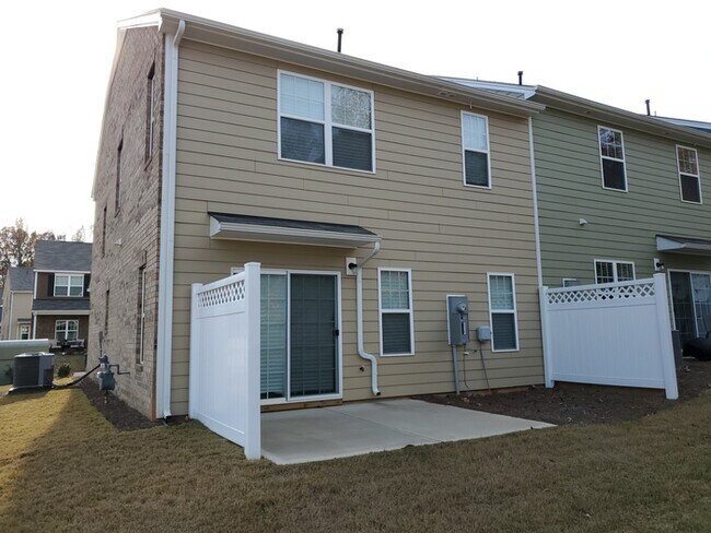 Building Photo - 2 Bedroom, 2.5 Baths End unit Townhome located in Townes at University East