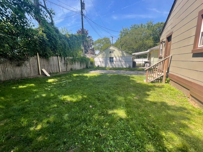 Building Photo - Eclectic Ferndale Charmer