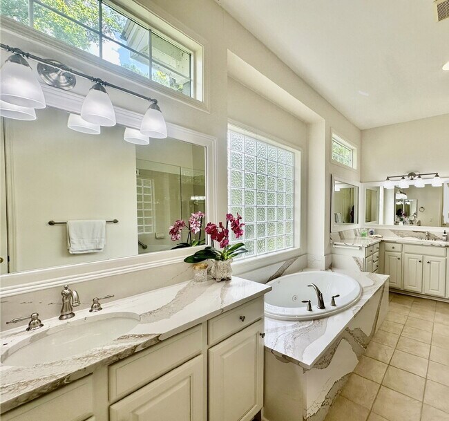 Building Photo - Spacious Beautifully Appointed Two Bedroom...