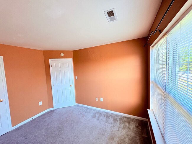 Building Photo - CENTRALLY LOCATED TOWNHOUSE - STAFFORD