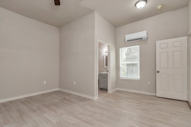 Building Photo - 211 Stiles St