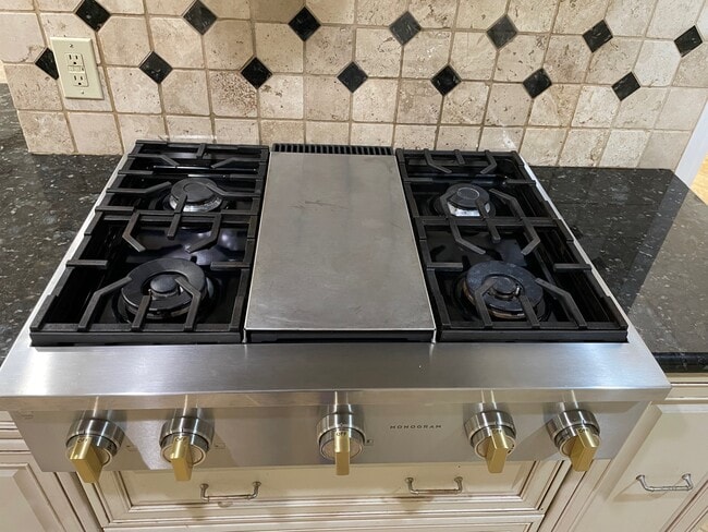 Building Photo - 737 Robin Ln