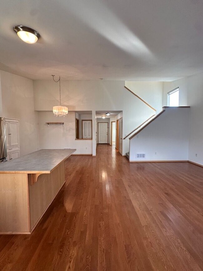 Building Photo - 2 bedroom 2 bathroom Townhouse with Garage