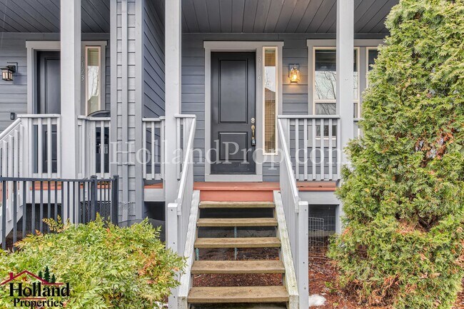 Building Photo - Beautiful Home With Balcony and Great Location! ** NEW PRICE $2,595 and REDUCED SECURITY DEPOSIT **