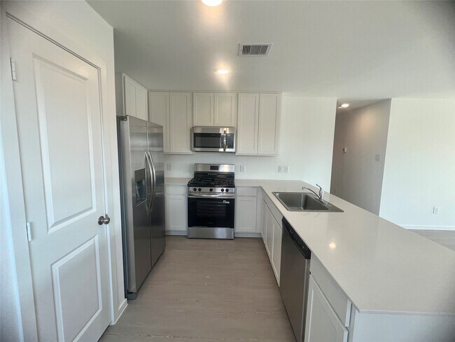 Building Photo - 16802 Great Highlands Dr