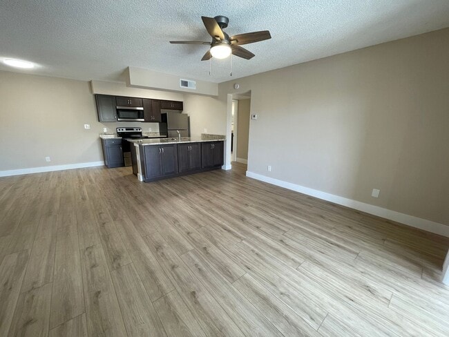 Building Photo - ANNUAL RENTAL -  1 BED / 1 BATH CONDO AT M...