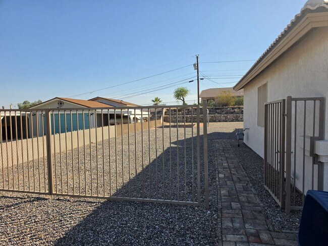 Building Photo - Spacious 3-Bedroom Home with RV Parking & 3-Car Garage in Bullhead City