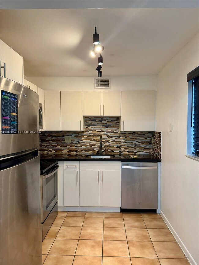 Building Photo - 9920 NW 68th Pl