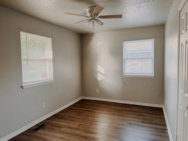 Building Photo - 6336 N Hammond Ave