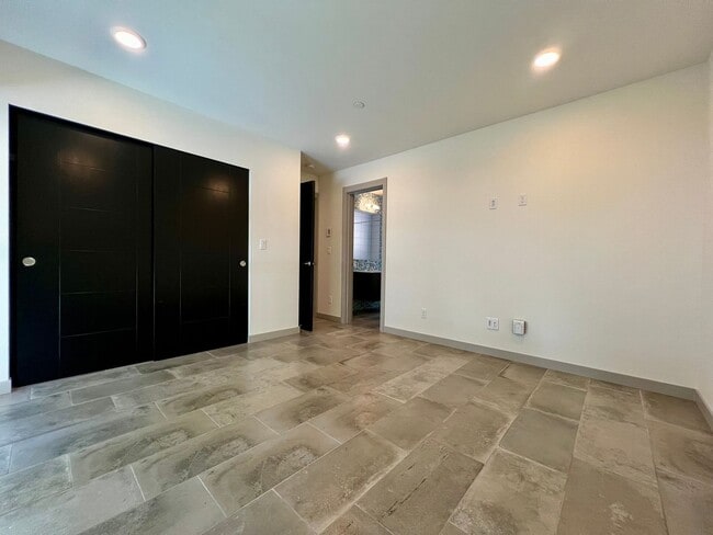 Building Photo - LUXURY ALKI 3 BED TOWNHOME FOR RENT W EXPANSIVE WATER VIEWS!