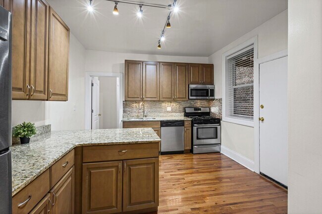 Building Photo - 1426 E Hyde Park Blvd