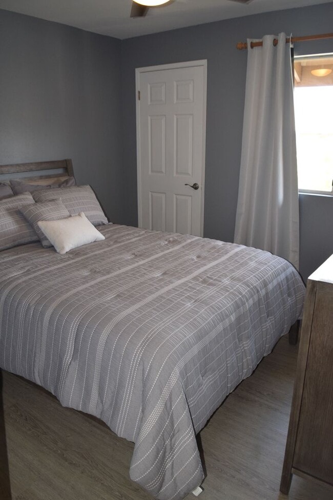 Building Photo - Southpointe - Upstairs 2 bedroom 1.5 bath ...