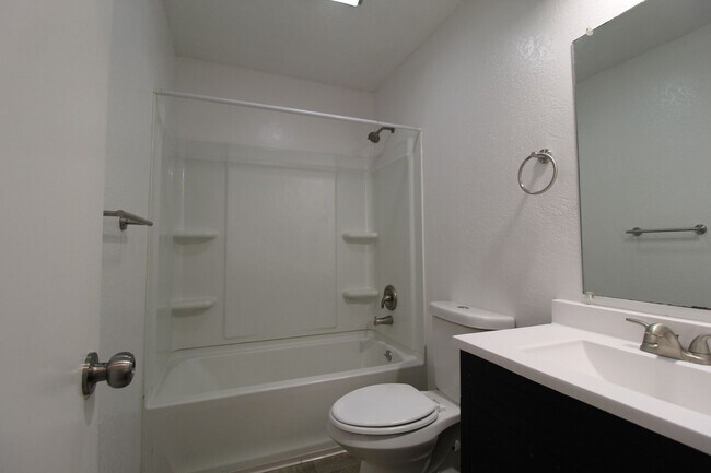 Building Photo - Updated 3 Bedroom 2 Bath Duplex in Olathe