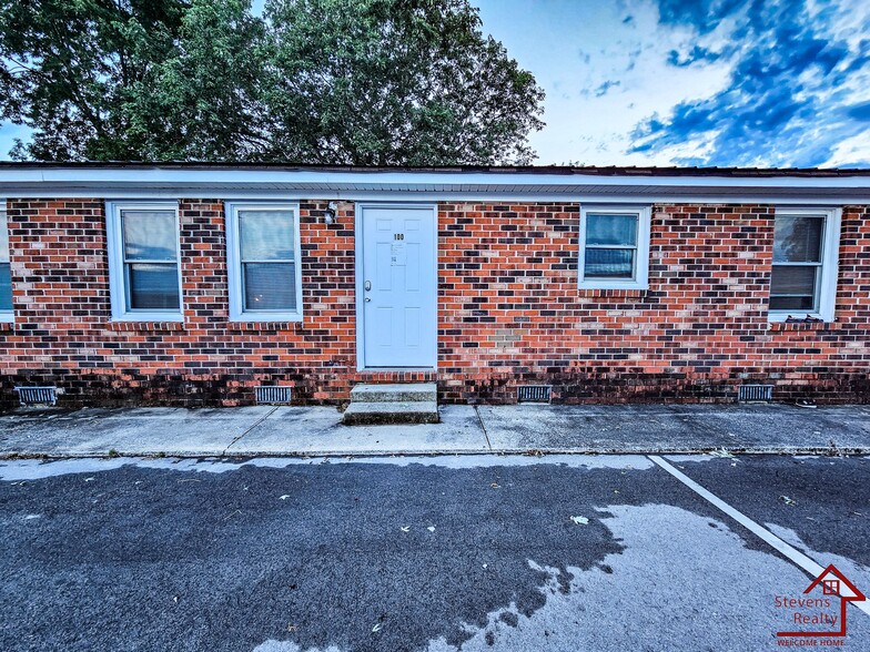 Primary Photo - 500 Skyline Dr
