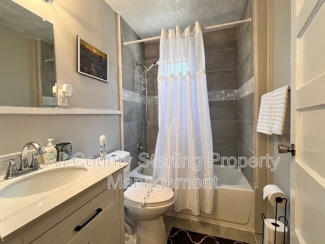 Building Photo - 521 SE 14th Terrace